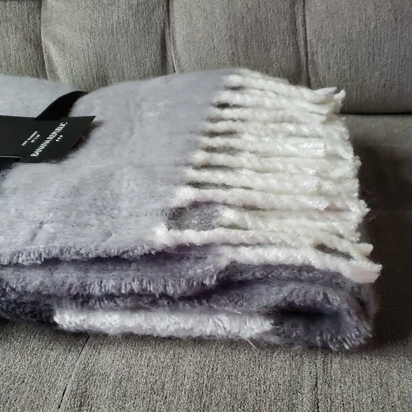 Banana Republic 50" x 60" Soft Blanket NWT Gray White - Picture 6 of 13